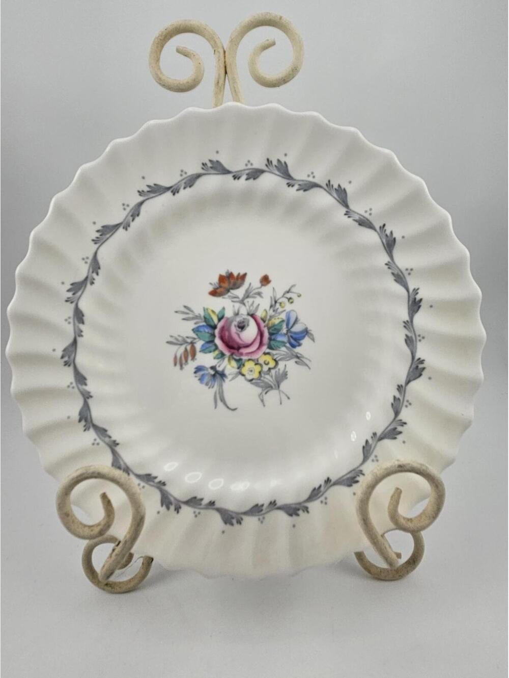 Royal Doulton The Chelsea Rose H4801 Bone China 8" Salad Plate Luncheon